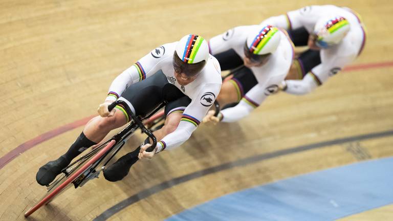 De Nederlandse teamsprinters met in het midden Harrie Lavreysen op weg naar de Europese titel (foto: EPA / Peter Klaunzer via ANP).