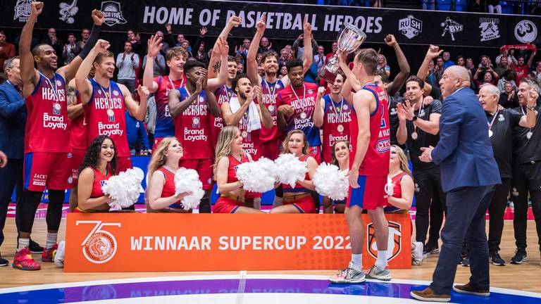 Aanvoerder Boy van Vliet met de Supercup