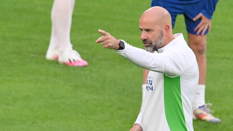 Peter Bosz geeft aanwijzigingen in Turijn (foto: ANP/Allesandro Di Marco).