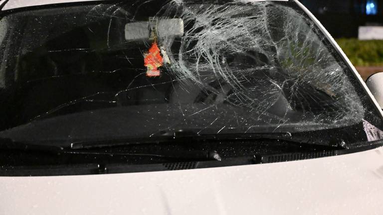 De auto raakte bij de aanrijding in Breda aanzienlijk beschadigd (foto: Perry Roovers/SQ Vision).