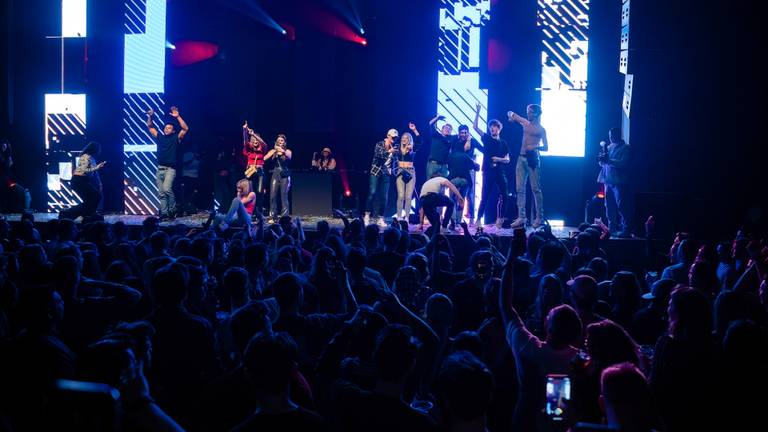 Bezoekers maken selfies en feesten op het podium tijdens het optreden van Lady Bee (foto: Jack Brekelmans/Persburo BMS).