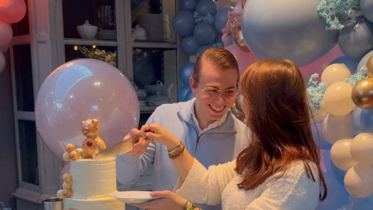 Jan en Danique snijden samen de taart aan (foto: Instagram Mariska Bauer).