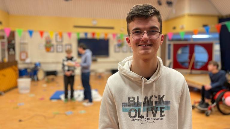 Benjamin geeft in een kijkje in zijn hoofd in zijn theatershow (foto: Raymond Merkx).