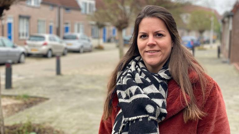 Janneke helpt samen met buurtbemiddelaars bij conflicten tussen buren.