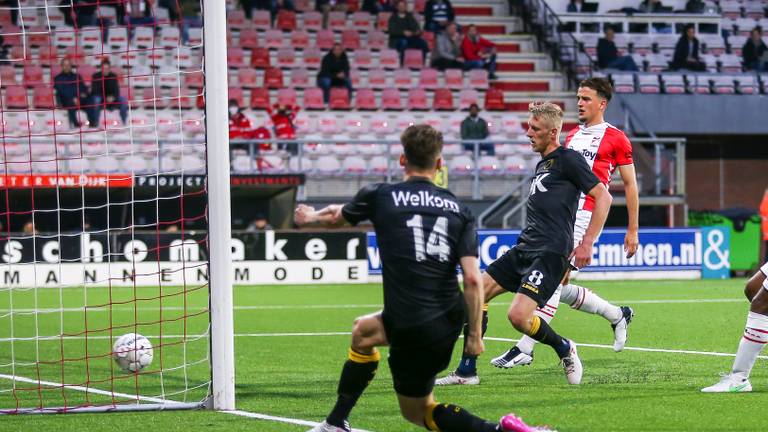 Lex Immer stikt de 0-1 binnen bij FC Emmen-NAC.