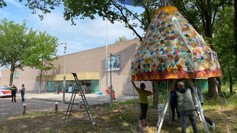 Feestrok voor de deur van Nationaal Monument Kamp Vught (foto: Jan Peels)