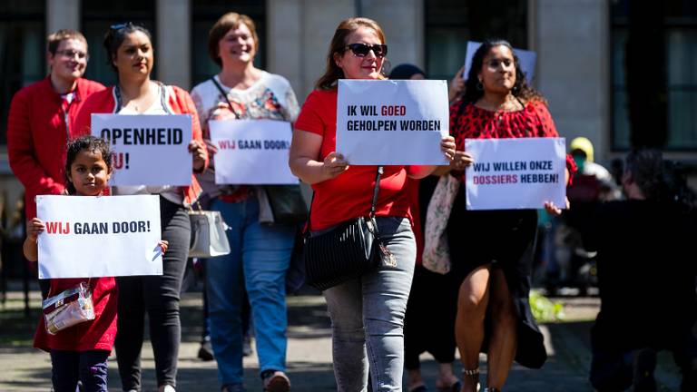 Gedupeerde ouders voeren actie bij de Tweede Kamer (foto: Sem van der Wal/ANP).