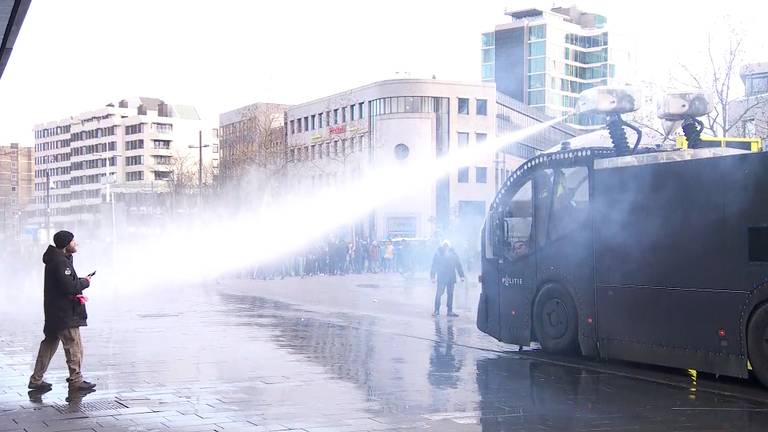 Politie zet een waterkanon in 