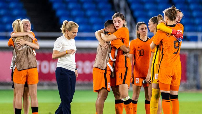 Teleurstelling bij de voetbalsters (foto: Koen van Weel/ANP).