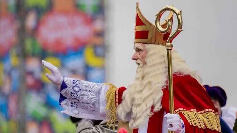 Parameters supermarkt schelp Sinterklaas treft het niet met het weer tijdens aankomst in Nederland -  Omroep Brabant