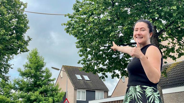 Monika Knobel bij de touwbrug voor eekhoorns in haar wijk (foto: Erik Peeters).