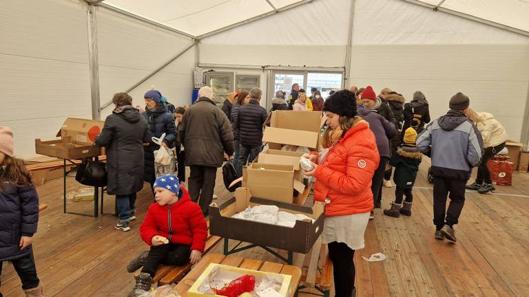 De tent waar mensen een fruitsalade kunnen komen halen (foto: Noël van Hooft).