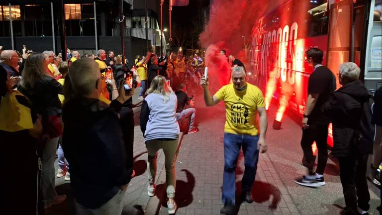 Supporters vieren feestje na de aankomst van Heroes Den Bosch. (Foto: Leon Voskamp)