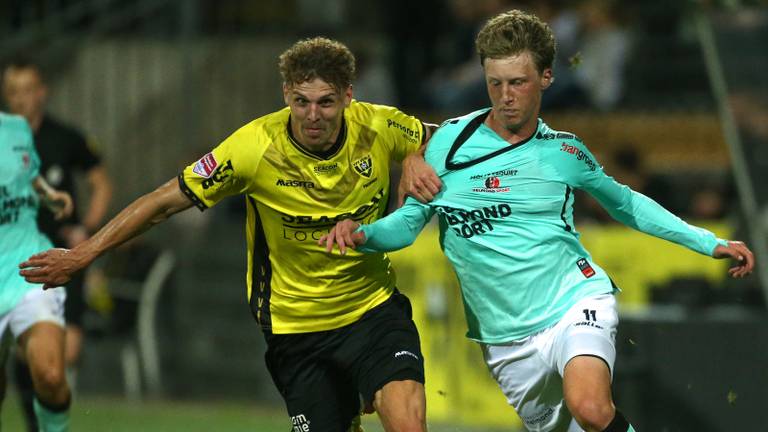 Strijdend Helmond Sport gaat in slotfase onderuit op bezoek bij VVV (foto: Orange Pictures).