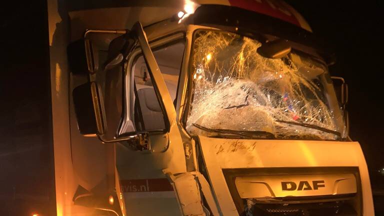 Schade aan een van de betrokken vrachtwagens (foto: Twitter WIS_Robert).