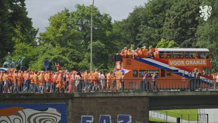 De Oranjebus is mateloos populair.