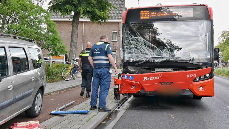 De stadsbus raakte flink beschadigd. (Foto: Toby de Kort / SQ Vision)