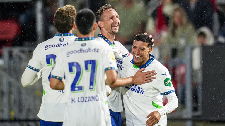 Driouech is de middelpunt van de vreugde na zijn goal tegen Almere City (foto: OrangePictures).