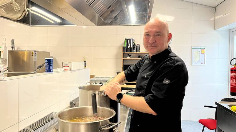 Na veertig jaar horeca kookt Bjorn nu voor mensen het écht nodig hebben (foto: Megan Hanegraaf).