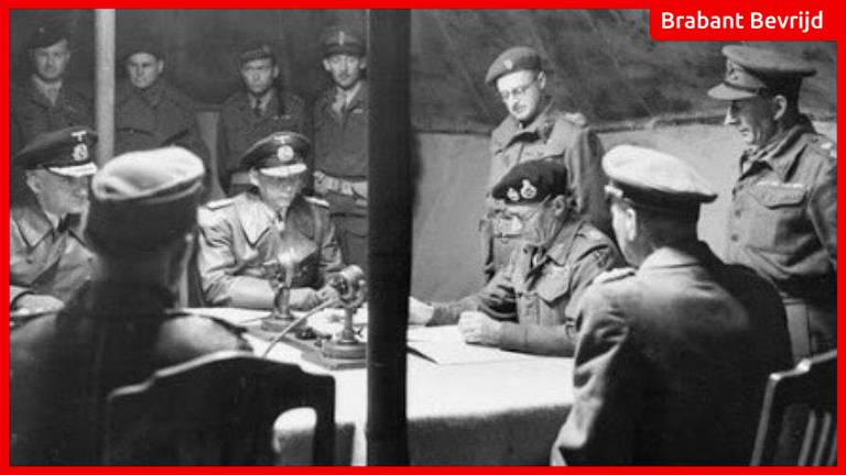 Montgomery (zwarte baret, zittend) met de Duitse commandanten aan tafel in de tent (foto: Wikipedia)