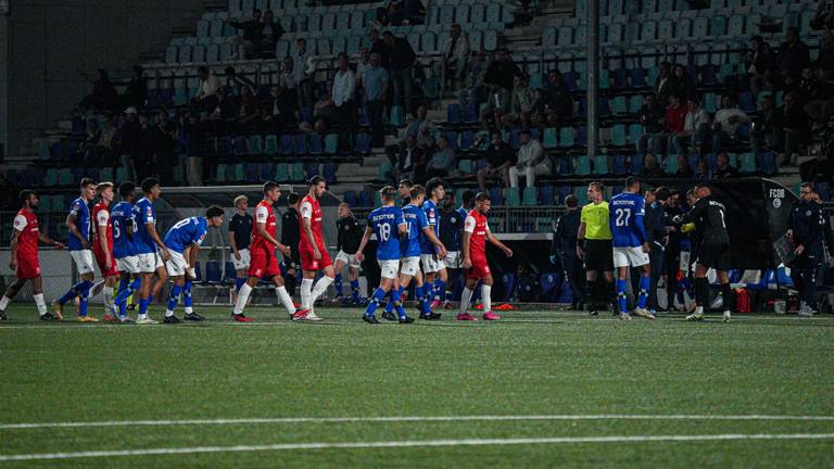 De spelers van FC Den Bosch en MVV gaan het veld af (foto: Gabriel Calvino Alonso/Orange Pictures).