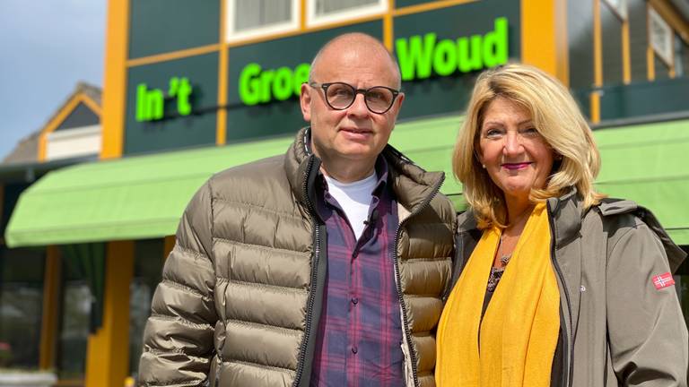 Ton Pijnenburg en zijn vrouw Ellen van Leusden voor hun restaurant (foto: Jan Peels)