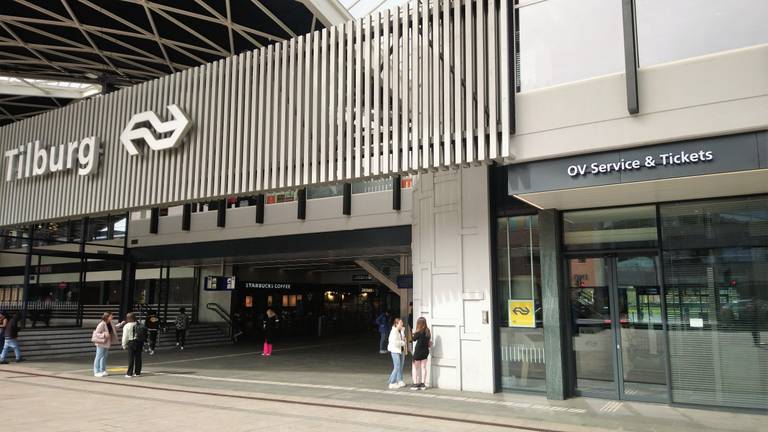 Het NS-servicepunt op Tilburg Centraal (foto: Marjo van Yperen)