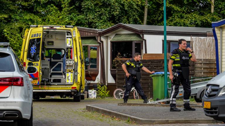 Op het woonwagenkamp werd een man in zijn been geschoten.