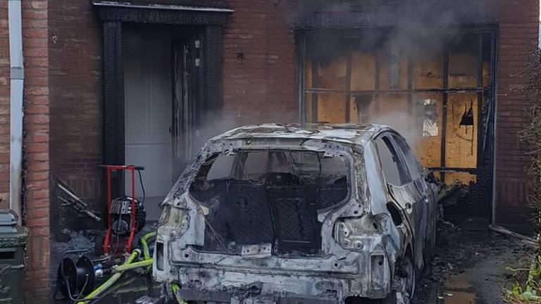 De auto, de carport en de garage aan de Herbergierstraat in Etten-Leur zijn bij de brand verwoest (foto: Veiligheidsregio).