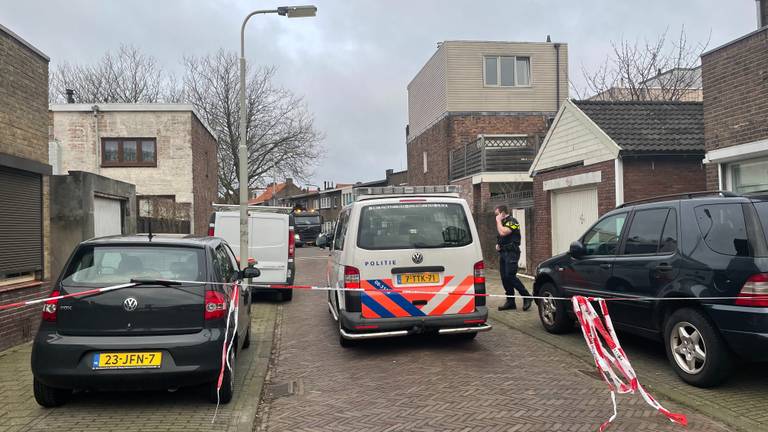 De politie was woensdagochtend nog altijd aanwezig op de Abeelstraat in Breda (foto: René van Hoof).