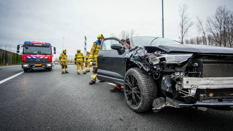  Auto op zijn kant op A2, fikse vertraging