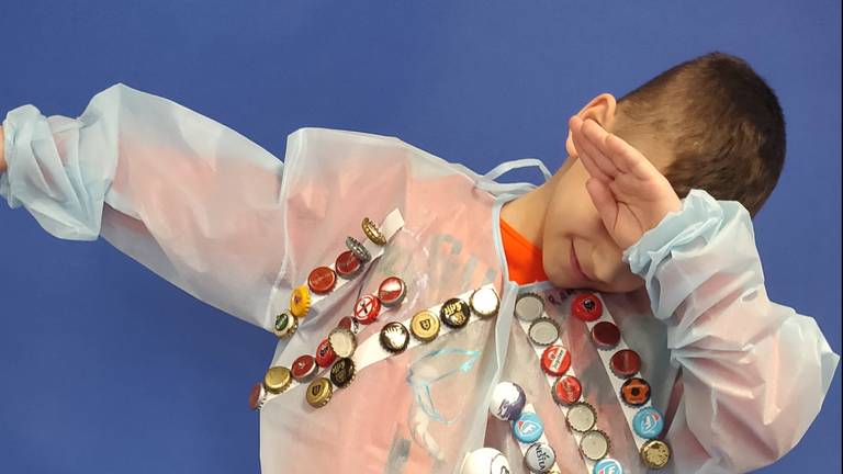 Een van de kinderen in hun zelfgemaakte carnavalskostuum