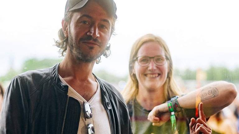 Tom Smith van Editors met Sanne en haar tattoo (privéfoto).