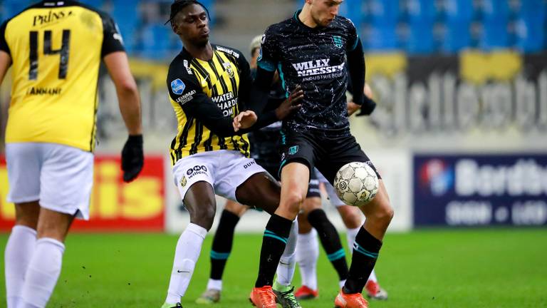 Finn Stokkers in duel tijdens de wedstrijd Vitesse - RKC (Foto: OrangePictures)