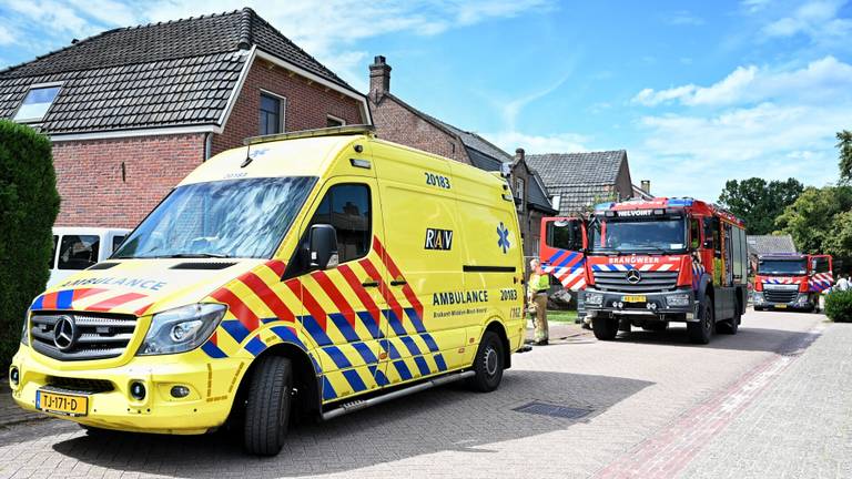 Hulpdiensten op de Kerkstraat in Helvoirt (foto: Toby de Kort/SQ Vision).