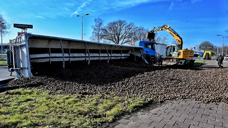 Kruispunt ligt bezaaid met tienduizenden aardappelen