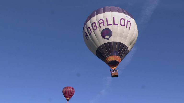 De luchtballonnen waren een tijdlang niet te zien (Foto: Erik Peeters).