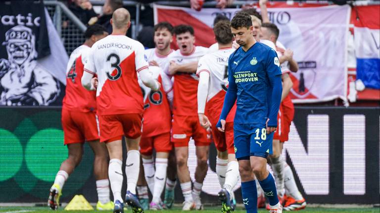 PSV-verdediger Olivier Boscagli voor juichende spelers van FC Utrecht. (Foto: Peter Lous/Orange Pictures)