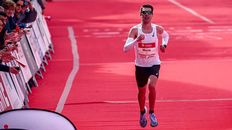 Luuk Maas tijdens de marathon in Hamburg.