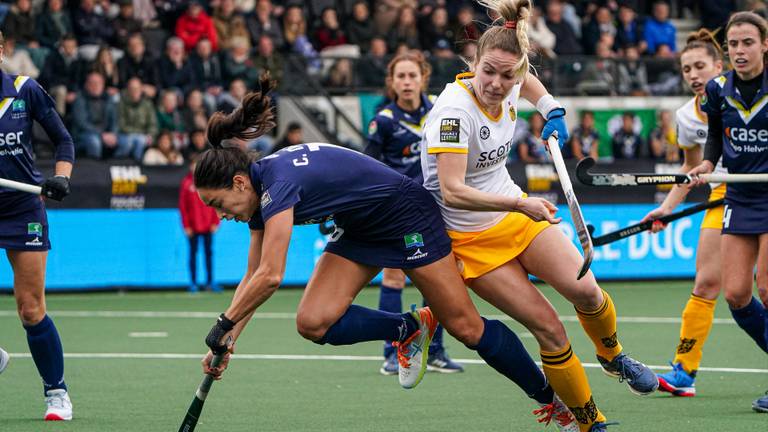 Maartje Krekelaar (rechts) in het shirt van HC 's-Hertogenbosch (foto: Joris Verwijst/Orange Pictures).