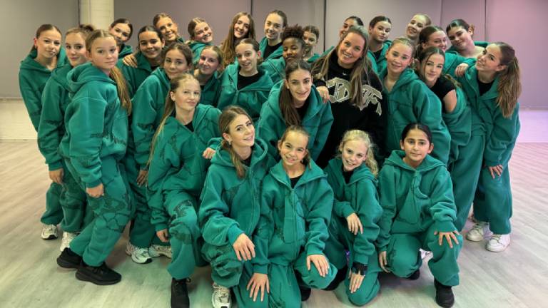 Dansinstructrice Tamara Snoeren tussen één van de wedstrijdteams van De Dansfabriek, dat lange tijd op zoek was naar een nieuw pand (foto: Niek de Bruijn)