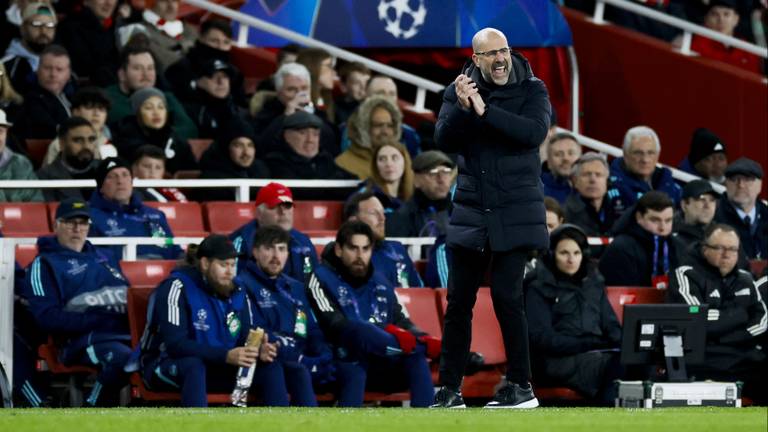 Peter Bosz langs de lijn tegen Arsenal (foto: ANP).