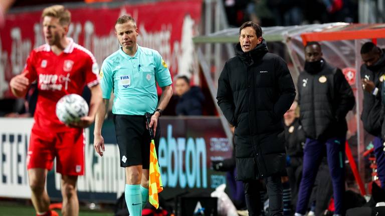 Roger Schmidt coachend tijdens de uitwedstrijd tegen FC Twente (Foto: OrangePictures)