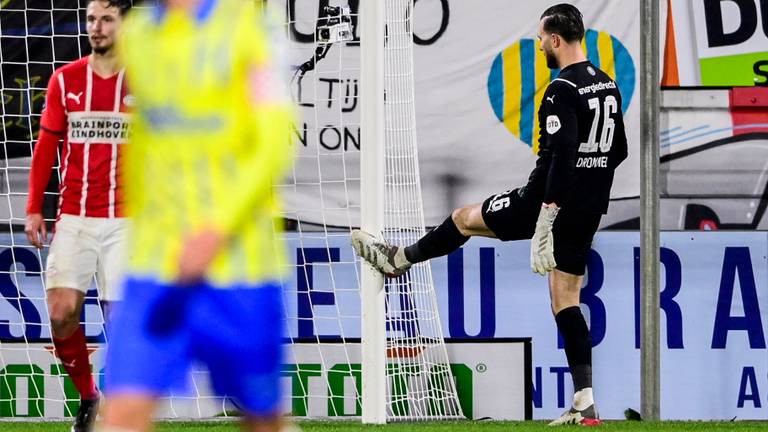 PSV-keeper Joël Drommel baalt van de tegentreffer van RKC Waalwijk (foto: ANP 2021/Olaf Kraak). 