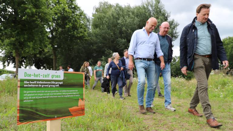 Wandelen in het groen, op een bedrijventerrein. (foto: Collin Beijk)