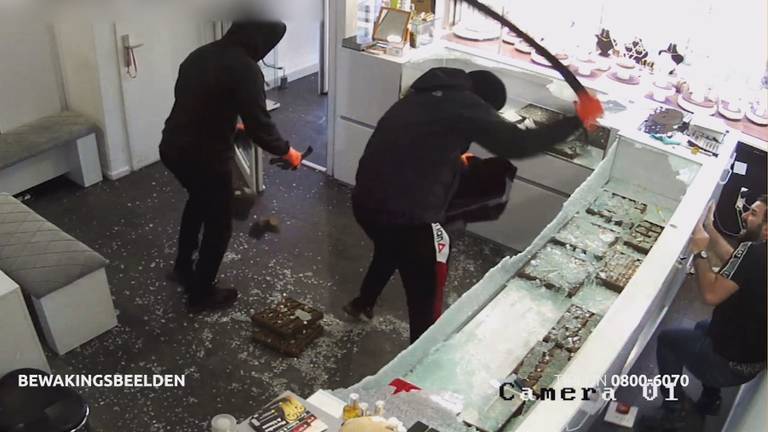 Een van de overvallers raakte de eigenaar met een zwaard op zijn hand (foto: Bureau Brabant).