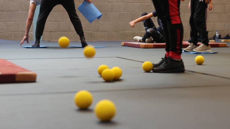 Gedetineerde vaders en hun kinderen spelen spelletjes (foto: Maud van der Linden/Stichting Exodus Nederland).