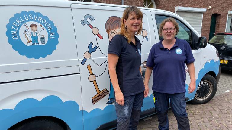 Klusvrouwen Astrid en Alexandra (rechts) voor hun klusbus (foto: Jan Peels).