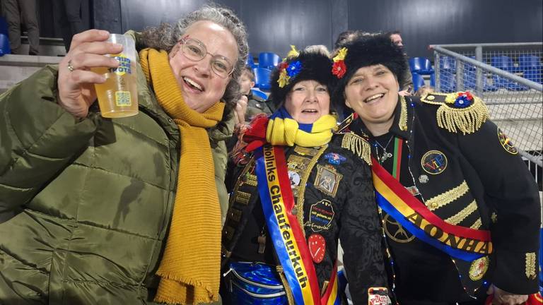 Marielle, Anita en Elke op de tribune van het Mandemakers Stadion. (Foto: Leon Voskamp)