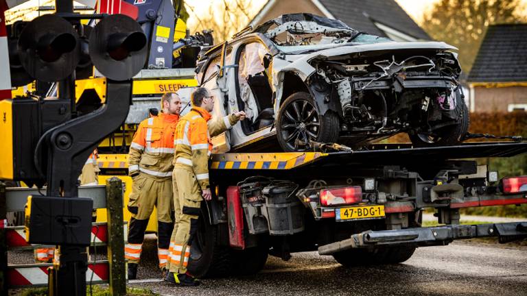 Het autowrak is dinsdagochtend weggehaald (foto: Rob Engelaar/ANP).